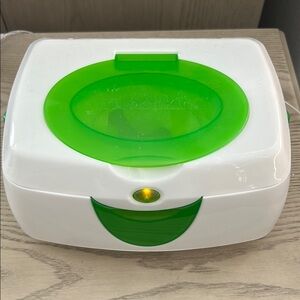 Munchkin Green and White Wipe Warmer